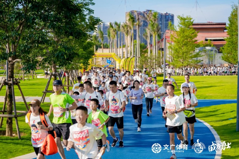 【日落为幕，父爱作桨！小勇士海沧湖跑出成长加速度！】图3