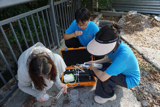 采样挥汗寻水脉，护河逐梦志长鸣