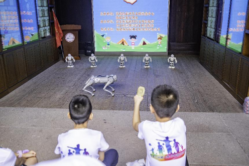 【传承家国情怀 点亮书香梦想——  “书香鼓楼·强国少年讲书人”研学夏令营开营仪式顺利举行】图1