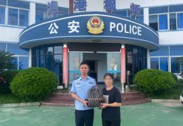 粗心游客遗失背包 警民联动完璧归赵