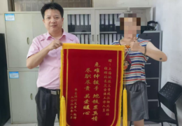 10分钟紧急救助！上海地铁站长暖心守护不适老人，家属送锦旗致谢