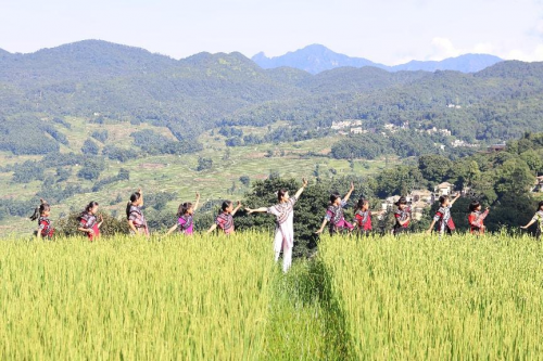 【厦门南洋职业学院青年教师袁颖捷将爱的舞蹈跳进云南大山】图4