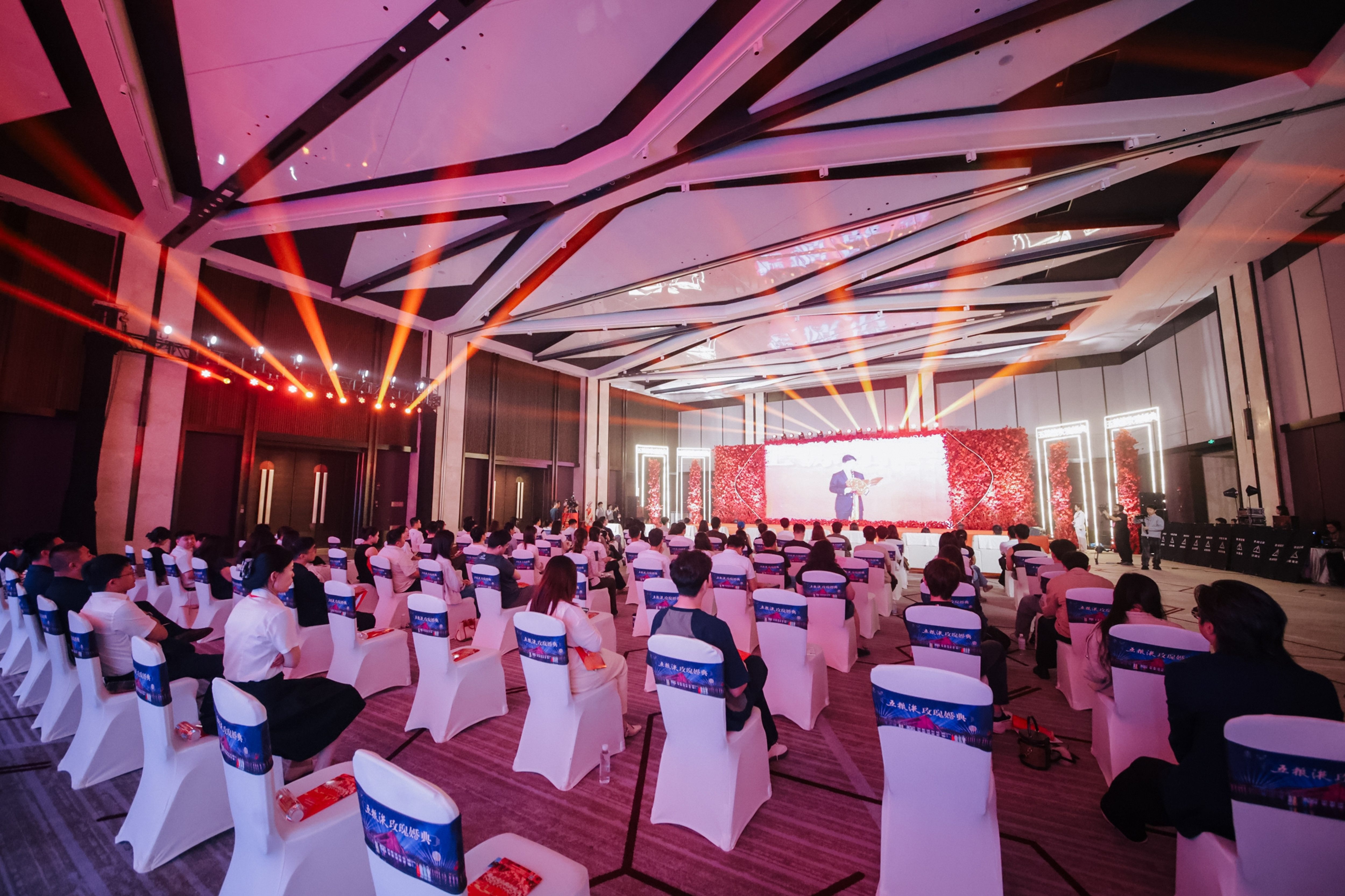 【2026西湖情五粮液玫瑰婚典向福建新人发出爱的邀请：金秋十月赴杭州喜结良缘！】图1