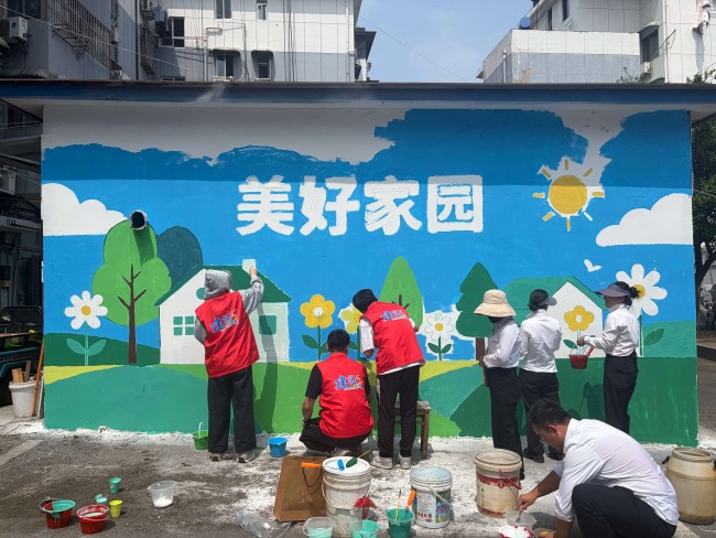 中建八局总承包公司装饰分公司与城市运营公司南方分公司开展社区墙绘主题团建联建活动